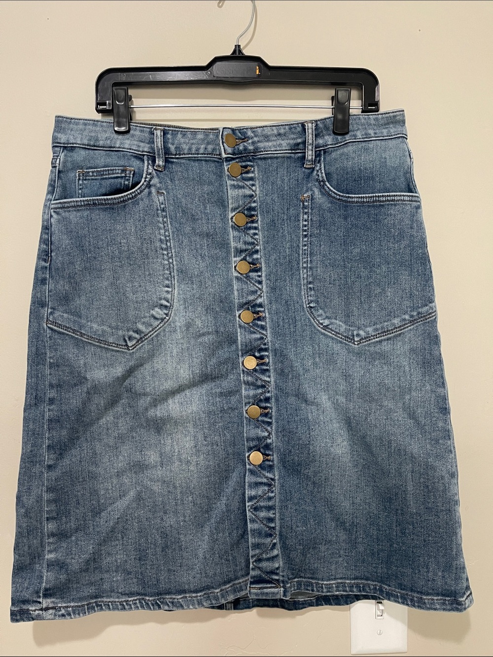 Kut from the Kloth Rose Button Blue Denim Skirt with Copper Logo Patch size 14